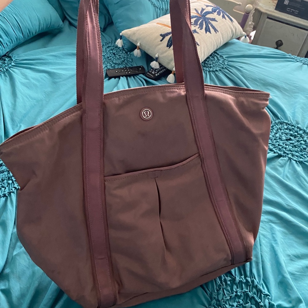 Lulu lemon tote bag